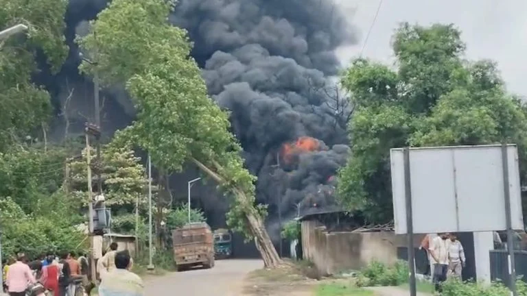कोरबा की कार्बन फैक्ट्री में बॉयलर फटने से भीषण आग; जान बचाकर भागे 40 मजदूर, दमकल की गाड़ियां मौके पर