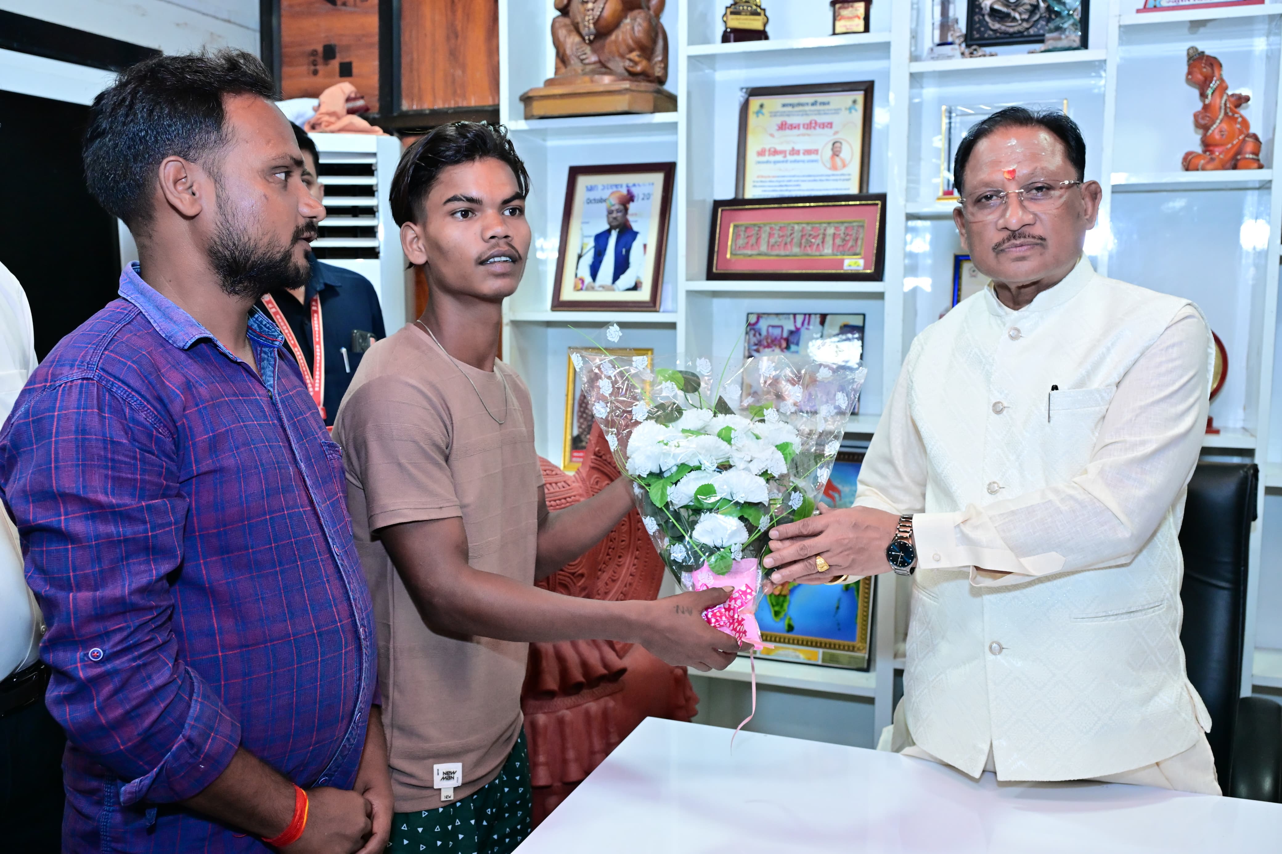 Vishnu Deo Sai’s Sensitive Initiative: आर्थिक तंगी से जूझ रहे अविनाश का डीकेएस अस्पताल में सफल उपचार, मिला नया जीवन