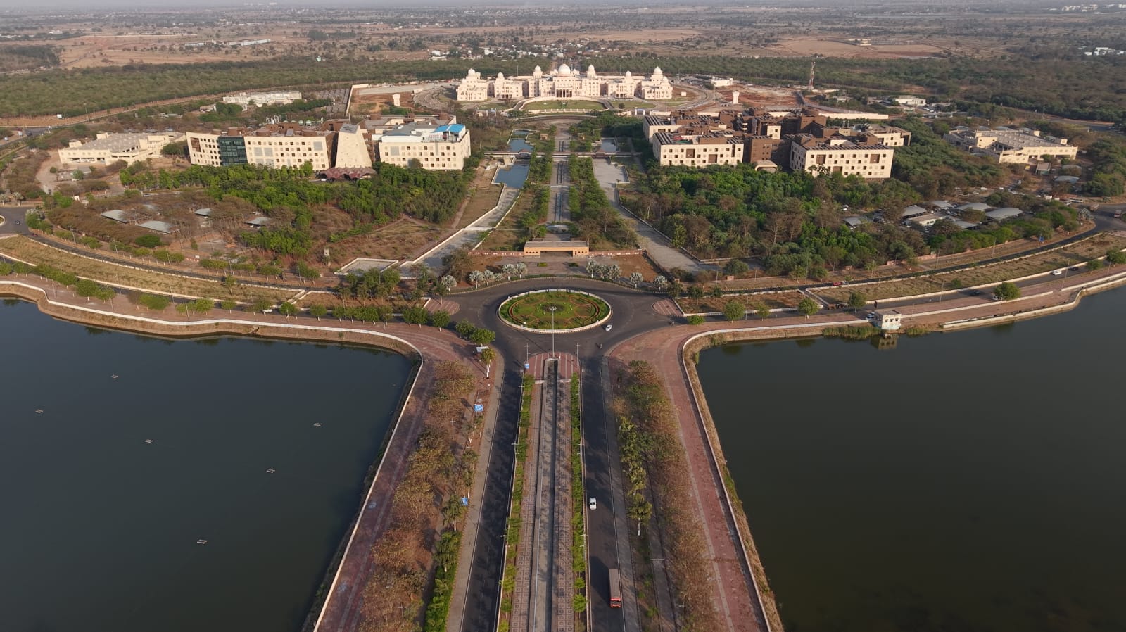 Nava Raipur Investment Boom: राजधानी से रोजगारधानी की ओर बढ़ रहा नवा रायपुर, टेक्सटाइल से फार्मा और इलेक्ट्रॉनिक्स तक हजारों रोजगार के अवसर