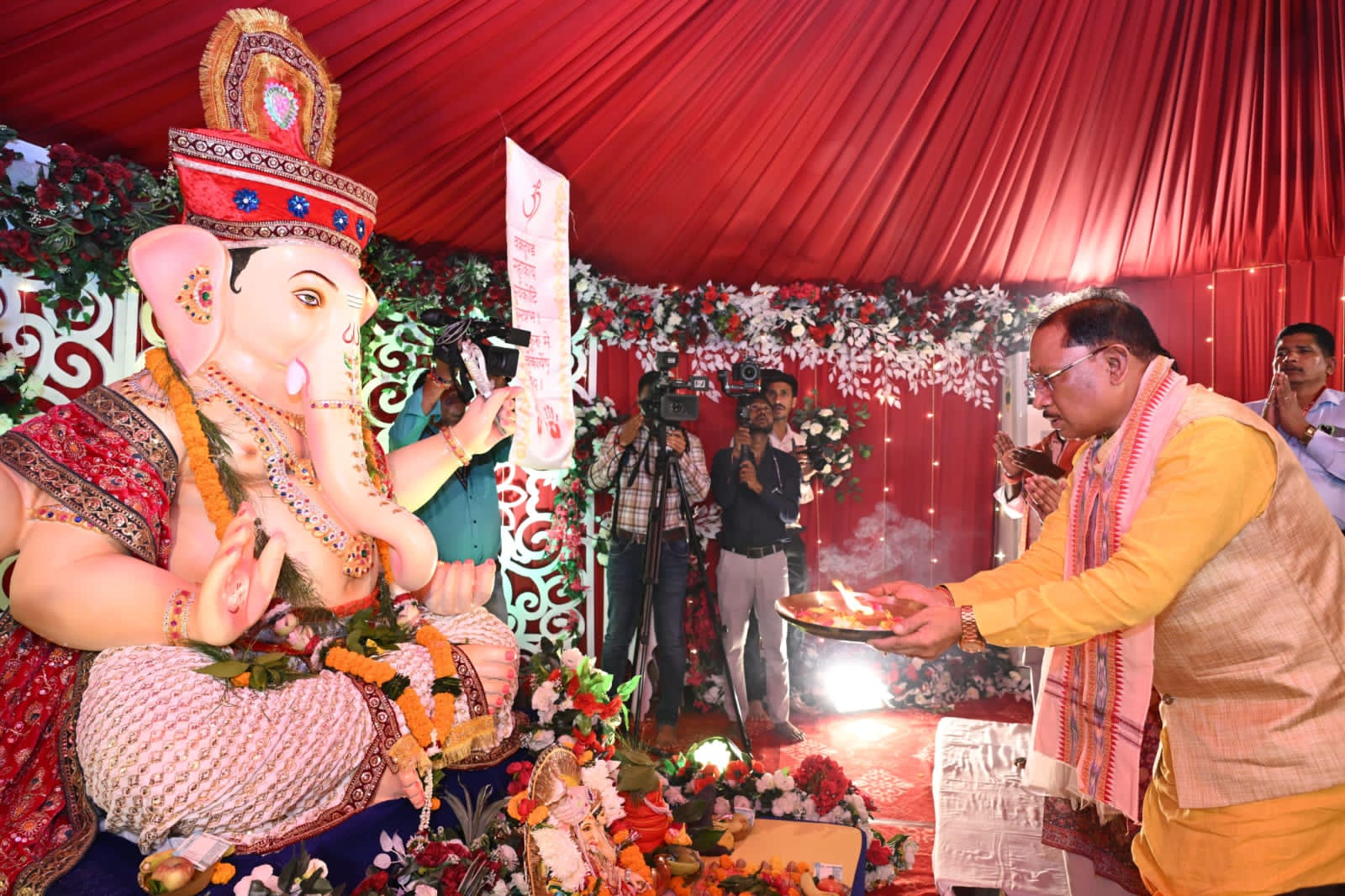 Ganesh Chaturthi News: मुख्यमंत्री निवास में विराजे गणपति, CM साय ने परिवार संग की पूजा-अर्चना