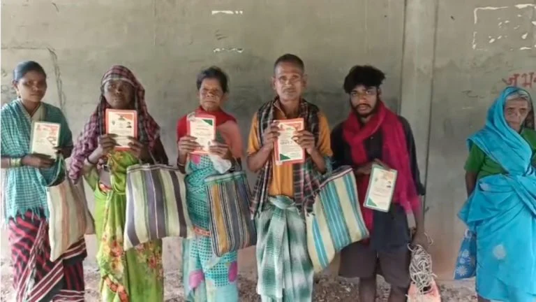 Ration Crisis: 2 किमी पहाड़ उतरकर राशन लेने पहुंचे ग्रामीण, 3-4 दिन से खाली लौटने का आरोप