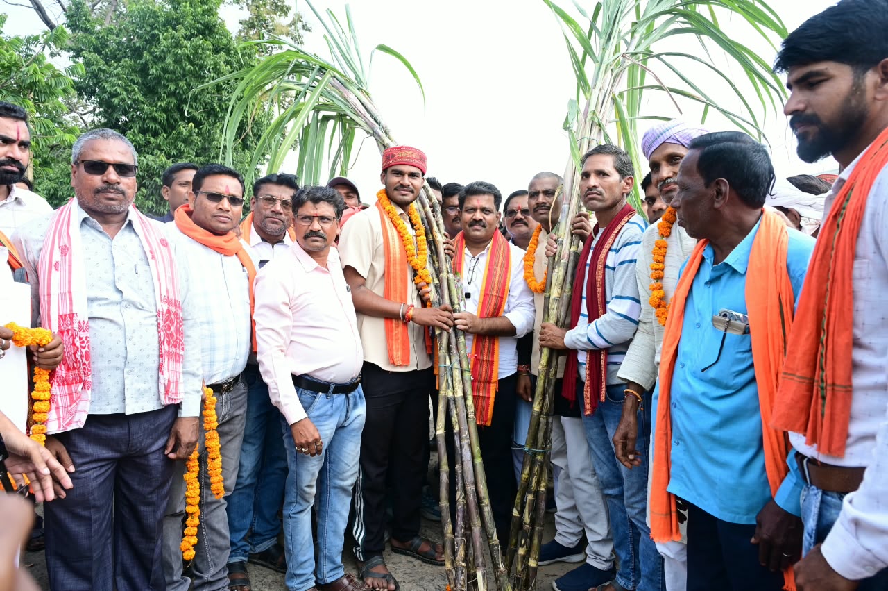 Sugarcane Price Chhattisgarh: गन्ने का मूल्य 425 रुपये प्रति क्विंटल होने पर किसानों में खुशी, विजय शर्मा को भेंट किया गन्ना