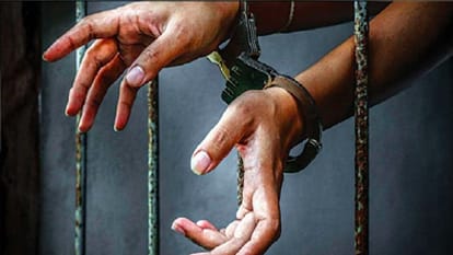 Raipur Jewellery Fraud: नगर निगम अधिकारी बनकर 1.88 करोड़ के गहने ठगने वाली महिला गिरफ्तार, दूसरी आरोपी की तलाश जारी